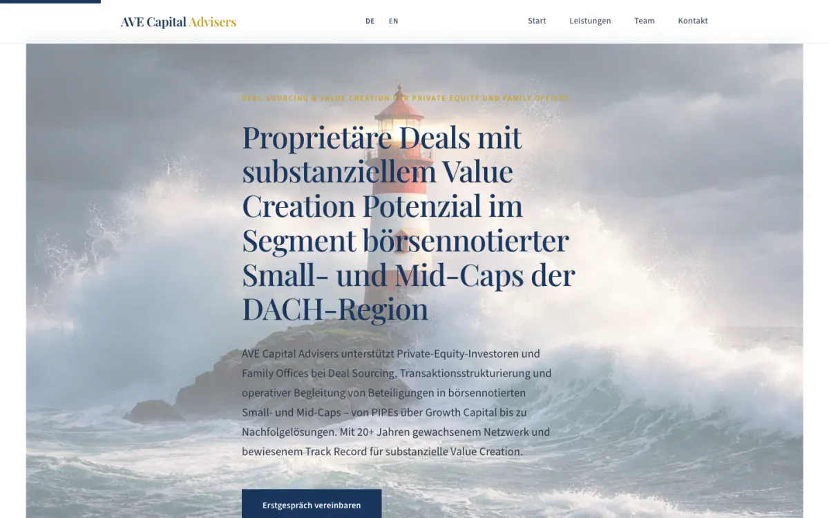 Startseite von ac-advisers.com: Leuchtturm in der Brandung, Überschrift über Deals im Small- und Mid-Cap-Segment